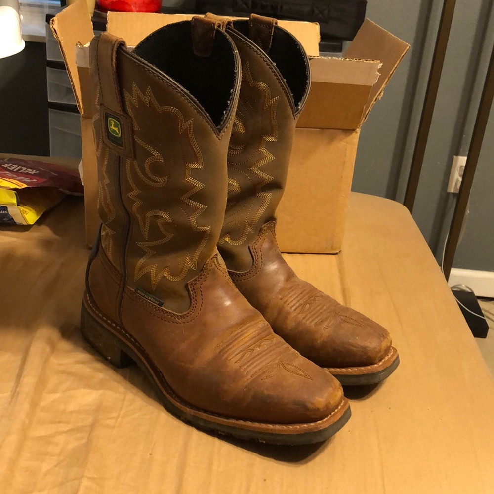 Good condition Men’s waterproof John deer boots.
